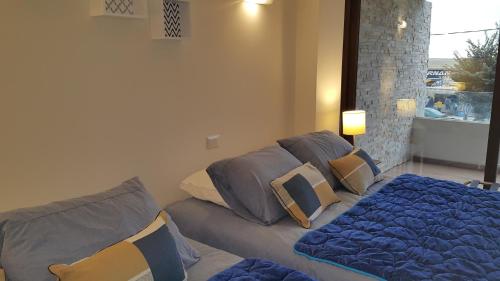 een woonkamer met een bank en een bed bij Concón, depto "Costa Borgoño" frente a playa La Boca in Concón