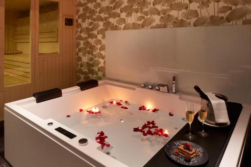 
a white sink with candles on top of it at Hotel & Thalasso Villa Antilla - Habitaciones con Terraza - Thalasso incluida in Orio
