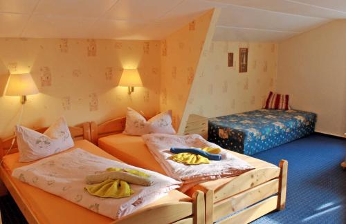 Tempat tidur dalam kamar di Ferien auf Hiddensee _ Neuendorf
