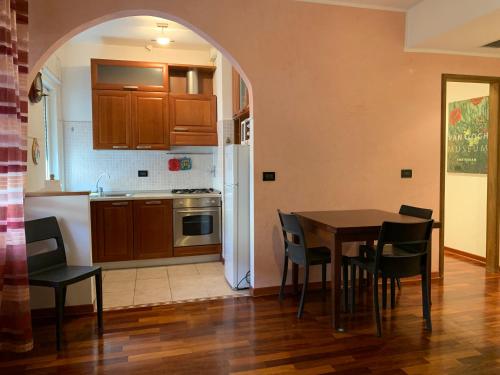 una cucina e una sala da pranzo con tavolo e sedie di Residence Sole a Trieste