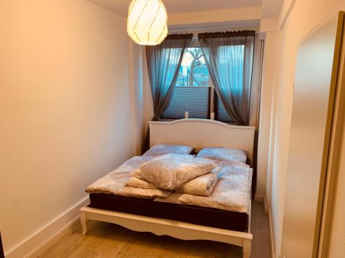 małą sypialnię z łóżkiem z oknem w obiekcie A2-Bremen an der Weser w Bremie