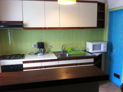 a kitchen with a sink and a microwave at Rossio in Albufeira
