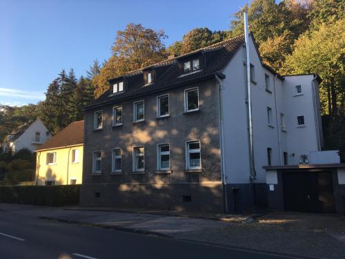 um edifício ao lado de uma rua em Herbeder Straße em Witten