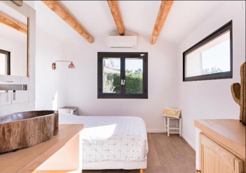 La salle de bains est pourvue d'un lit et d'un lavabo. dans l'établissement Santa Rosa, aux Issambres