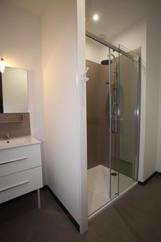 a bathroom with a glass shower and a sink at Résidence Beauvoir le Mont-Saint-Michel (9 gîtes de 2 à 5 personnes) in Beauvoir
