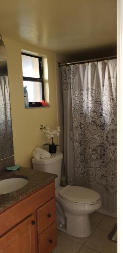 La salle de bains est pourvue de toilettes et d'un rideau de douche. dans l'établissement Parkshore resort apartment, à Naples