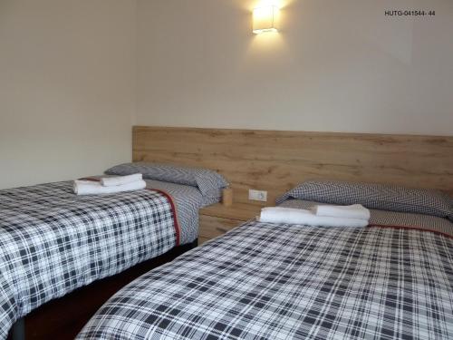 Ліжко або ліжка в номері Habitatge Turístic Cal Ferrer