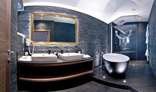 a bathroom with two sinks and a large mirror at Alpenchalet Brücke in Mayrhofen