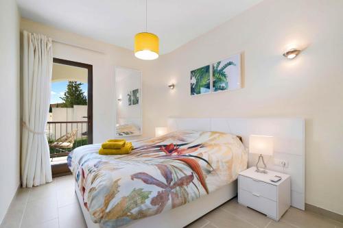 เตียงในห้องที่ Ashanti Garden Luxury Short Term Rental Duplex Altea