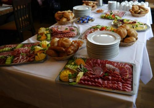 una mesa con un buffet de comida encima en Gasthof zur Alten Post-Pension en Fürstenzell
