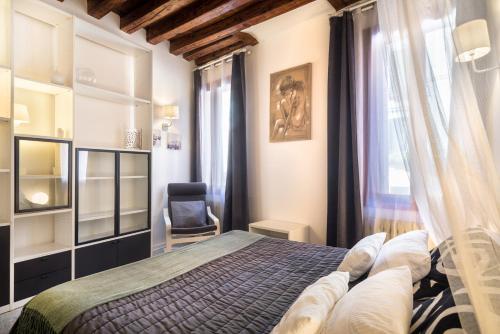 Tempat tidur dalam kamar di Terrazzina - Romantic Pied A Terre at the heart of Cannaregio district