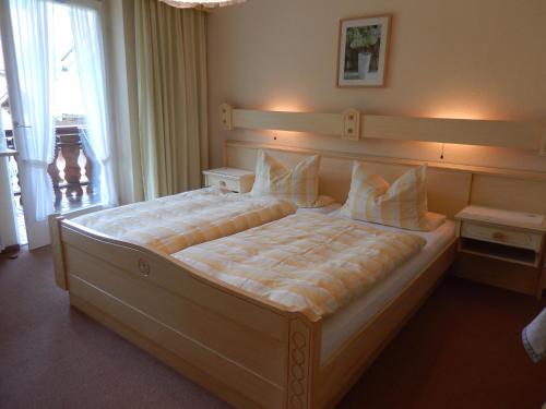 ein Schlafzimmer mit einem großen Bett in einem Zimmer in der Unterkunft Haus Bergschmied in Inzell