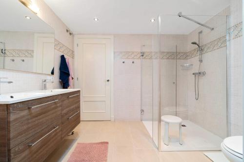 アルファス・デル・ピにあるAshanti Club Luxury Holiday Apartmentのバスルーム(シャワー、洗面台、トイレ付)