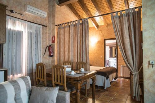 uma sala de estar com uma mesa de madeira e um sofá em Cases Rurals El Castell em Torres-Torres