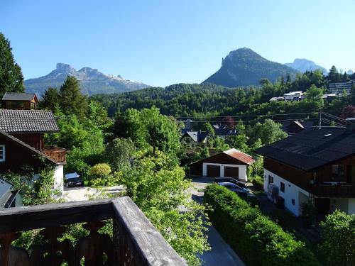 バート・アウスゼーにあるFranz Rudolfの山を背景にした村の風景