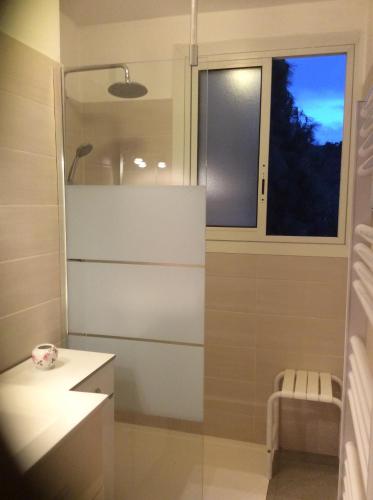 baño con ducha, lavabo y ventana en Pietralba Saint Joseph, en Ajaccio