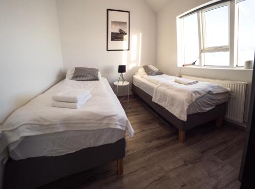 Postel nebo postele na pokoji v ubytování Hellatún Guest House!