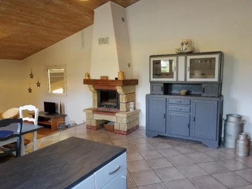 eine Küche mit einem Steinofen im Zimmer in der Unterkunft Le Gîte du Cheval Blanc in Fraize