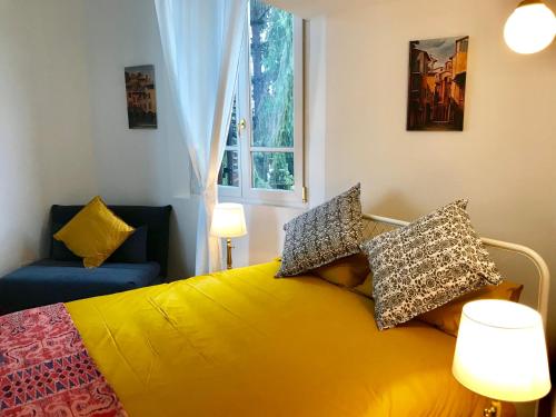 ein Schlafzimmer mit einem gelben Bett und einem Fenster in der Unterkunft Emozione Bologna Sant Orsola in Bologna