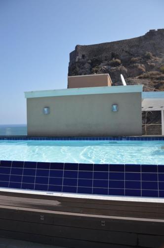 een zwembad met blauwe tegels erop bij Castelsardo Miramare 10 - 6 posti in Castelsardo