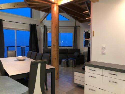 ein Wohnzimmer mit einem Tisch und einem Sofa in der Unterkunft CHALET TRIPTYQUE in Orcières