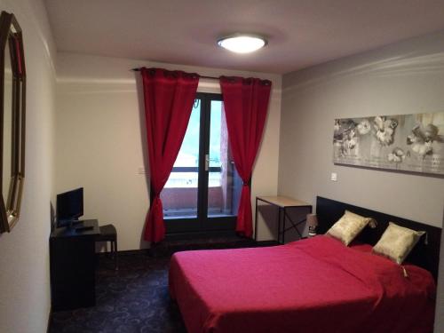 Pont-de-LabeaumeにあるRésidence Le Grand Virageのベッドルーム1室(赤いベッド1台、窓付)