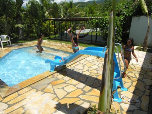 een groep kinderen die spelen in een zwembad bij Jabaquara Beach Resort in Paraty