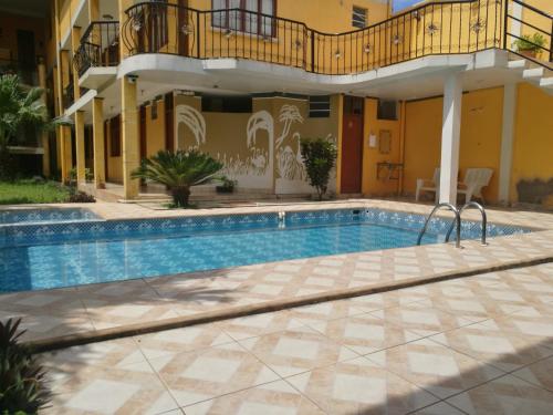 una piscina di fronte a un edificio di Dorado Hotel a Cobija