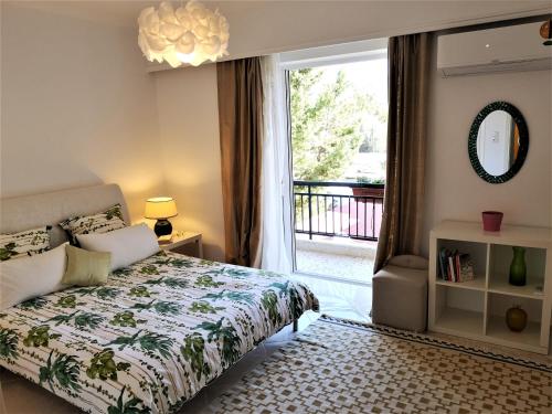 una camera con letto e porta scorrevole in vetro di Cozy Three Bedroom Apartment in Varkiza a Vari