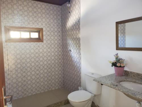 a bathroom with a toilet and a sink at Casa Sitio Região dos Lagos 1200m2 terreno- S Pedro DAldeia in São Pedro da Aldeia