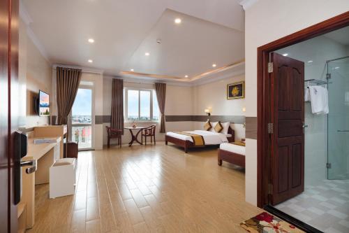 a hotel room with a bed and a bathroom at Phuc Ngoc Hotel in Ap Rạch Soi