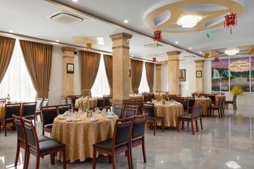 A restaurant or other place to eat at Phuc Ngoc Hotel