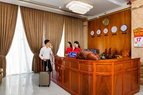 a group of people standing at a food counter at Phuc Ngoc Hotel in Ap Rạch Soi