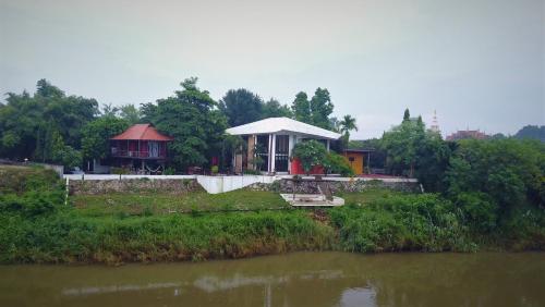 Landskap semula jadi dekat dengan rumah percutian