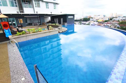 een zwembad met een weerspiegeling van de lucht in het water bij 10:39 Studio @ D'Perdana Sri Cemerlang in Kota Bharu