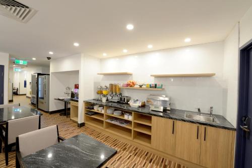 Una cocina o cocineta en ibis Budget - Melbourne CBD