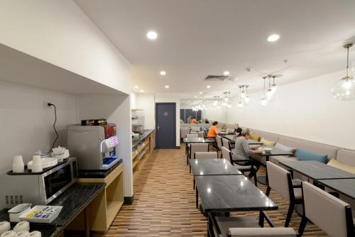 Una televisión o centro de entretenimiento en ibis Budget - Melbourne CBD