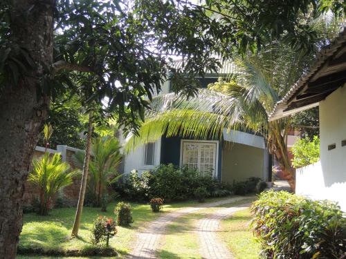 Κήπος έξω από το Hostel Residence Bentota