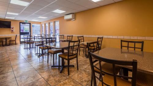 a dining room with tables, chairs, and tables in it at SureStay Hotel by Best Western Tehachapi in Tehachapi