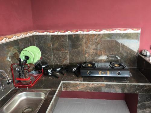 Η κουζίνα ή μικρή κουζίνα στο DSTAY Kost Bali
