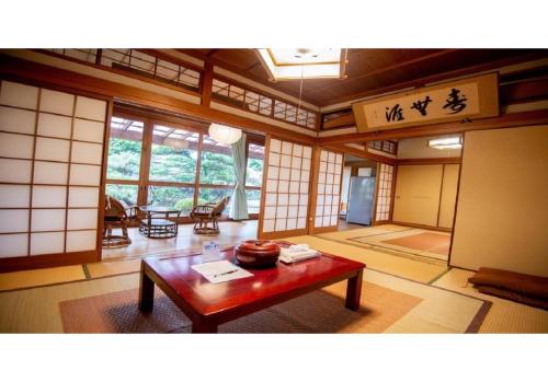 una habitación con una mesa en el medio de una habitación en Kumano - House / Vacation STAY 9764 en Kumano