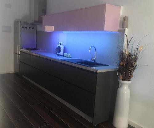 cocina con fregadero y encimera azul en Piso moderno en casco antiguo próximo a la playa, en Alicante