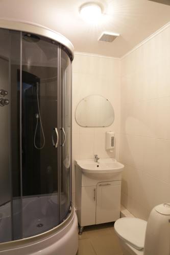 La salle de bains est pourvue d'une douche, de toilettes et d'un lavabo. dans l'établissement Восток, à Engels