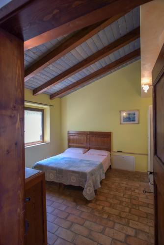 OffagnaにあるB&B Punto Magicoの部屋の中に大きなベッドがある寝室