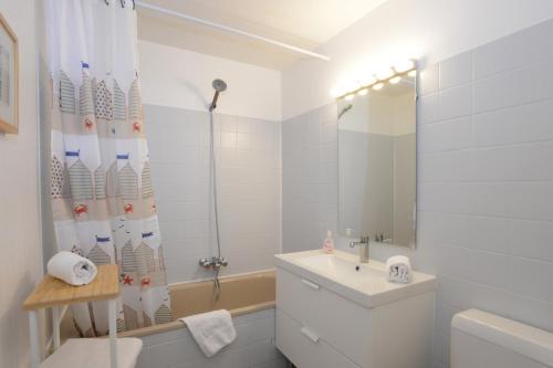 biała łazienka z umywalką i prysznicem w obiekcie COLMAR city center Little Venise - "GITE COTE GRAND RUE" - w mieście Colmar