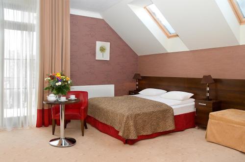 Säng eller sängar i ett rum på Hotel Rigga Willa Łucja