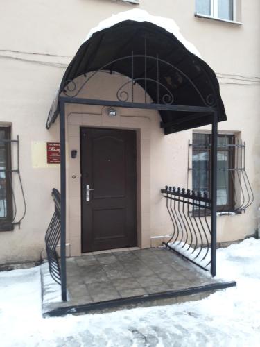 una puerta delantera de un edificio con una puerta negra en Milar Hotel, en San Petersburgo