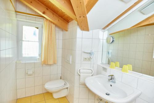 A bathroom at Berghotel Sonnenklause