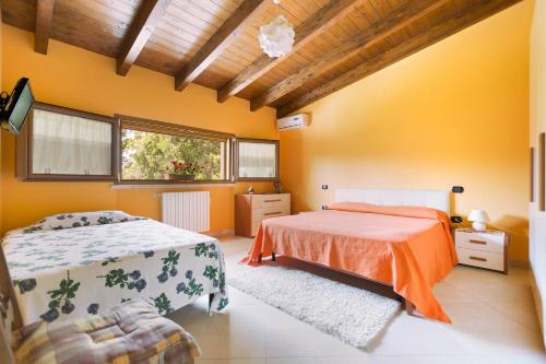 sypialnia z dwoma łóżkami i oknem w obiekcie Villa Pizzi by Perle di Puglia w mieście San Donaci