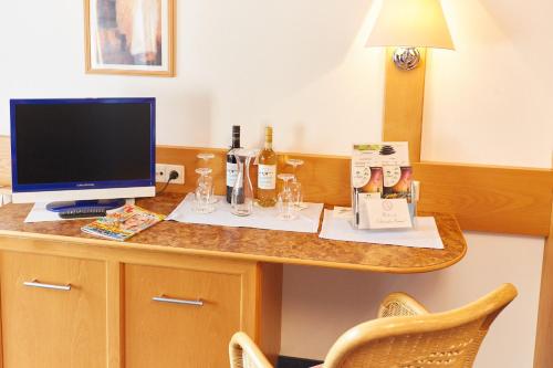 a room with a desk with a computer on it at Berghotel Sonnenklause in Sonthofen